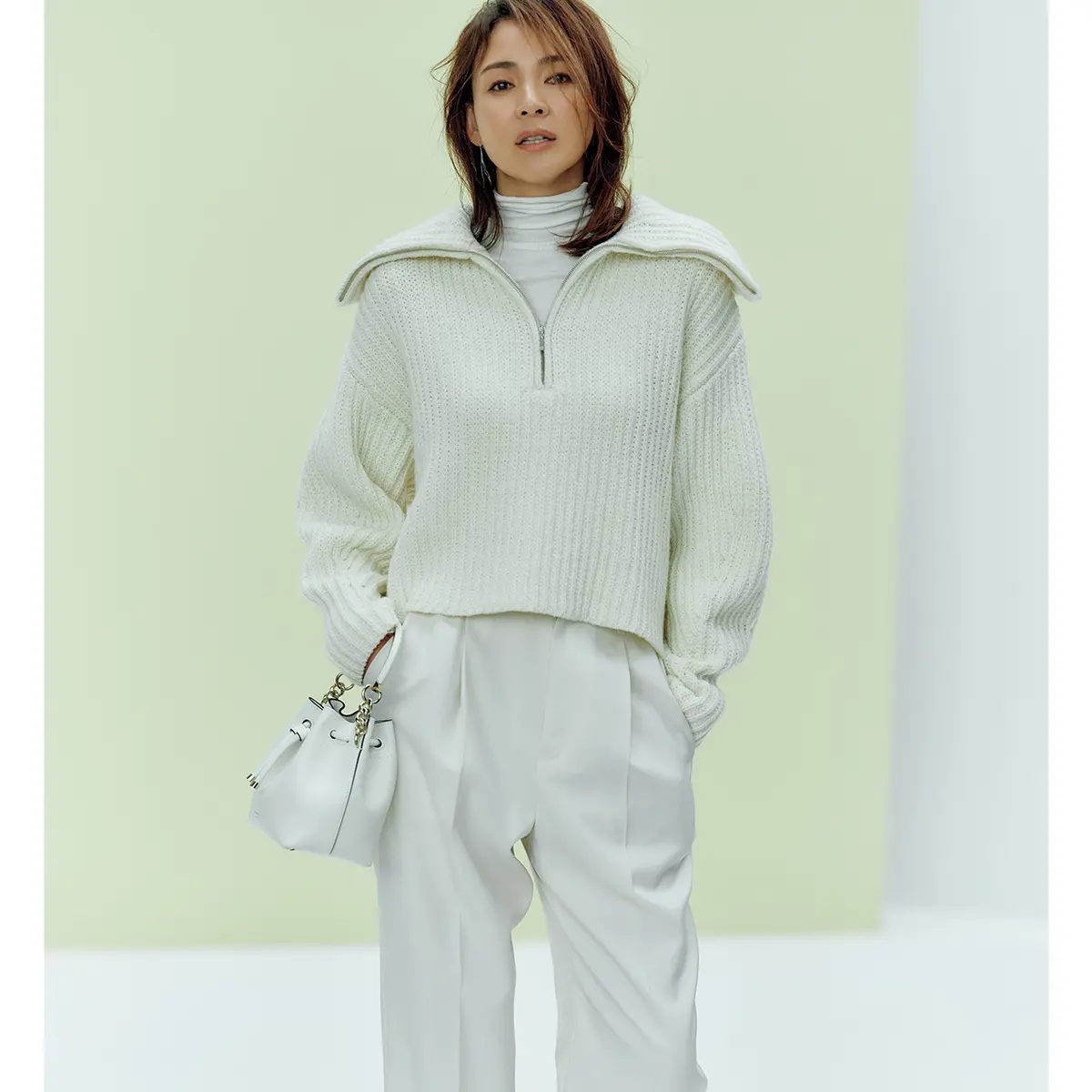 ハーフジップのニットとパンツのオールホワイトコーデを着用するモデル・SHIHO