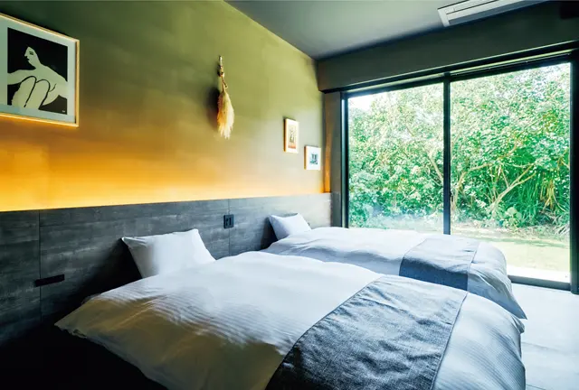 「月明かりのように、静かに満ちる上質さ」をテーマにし、2ベッドルームを備え、最大6名まで宿泊可能