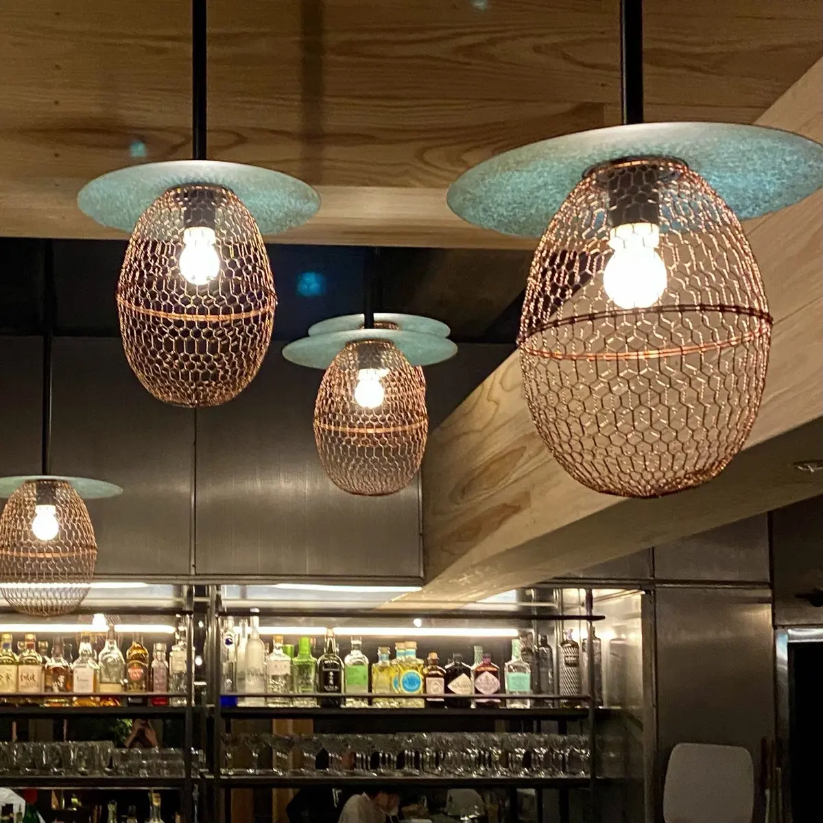 エースホテル京都、レストラン、「Mr. Maurice’s Italian」、京金網の照明