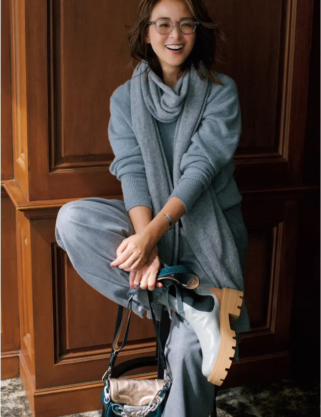 グレーにベージュのボリュームソールで足もとにモダンな“顔”を