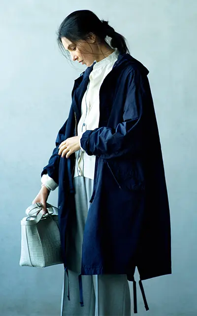 ネイビーのスポーティアウターコーデの田沢美亜