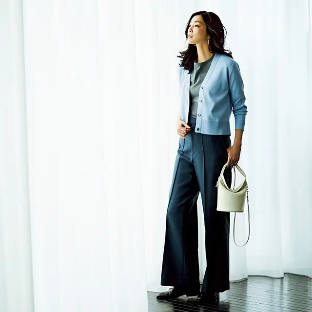 ダークカラーの装いに明るさと旬のムードをもたらす水色カーディガン