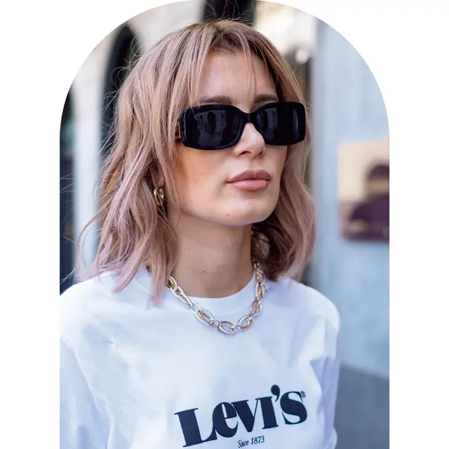 ダリア（ソーシャルメディアマネジャー・ミラノ）カジュアルなロゴTにチェーンネックレスで品格を