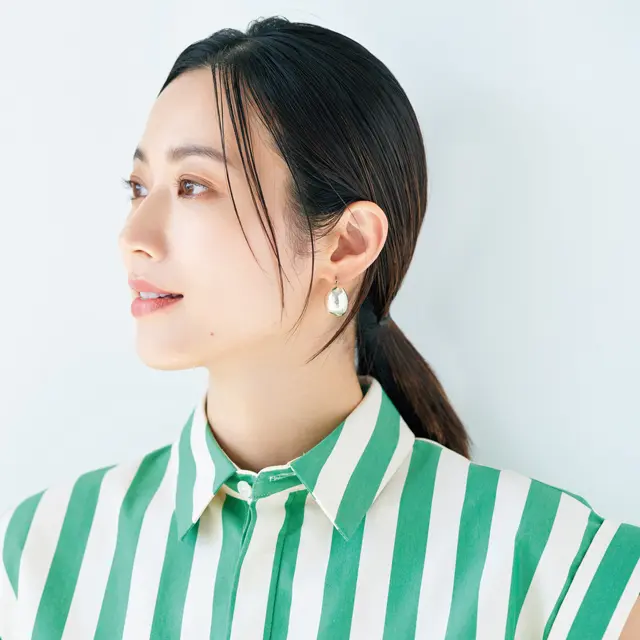 レイヤー多めのスタイル▶︎▶︎顔まわりのウェット毛束で、ほんのりニュアンス