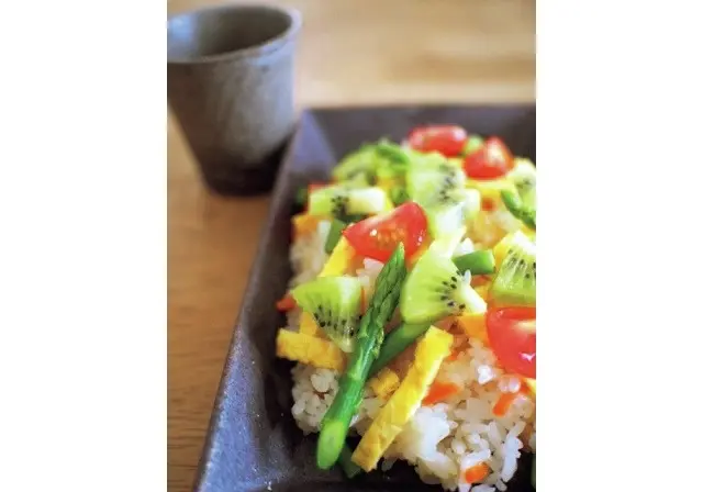 お皿にも背景にも余白をつくって「映える」写真に！