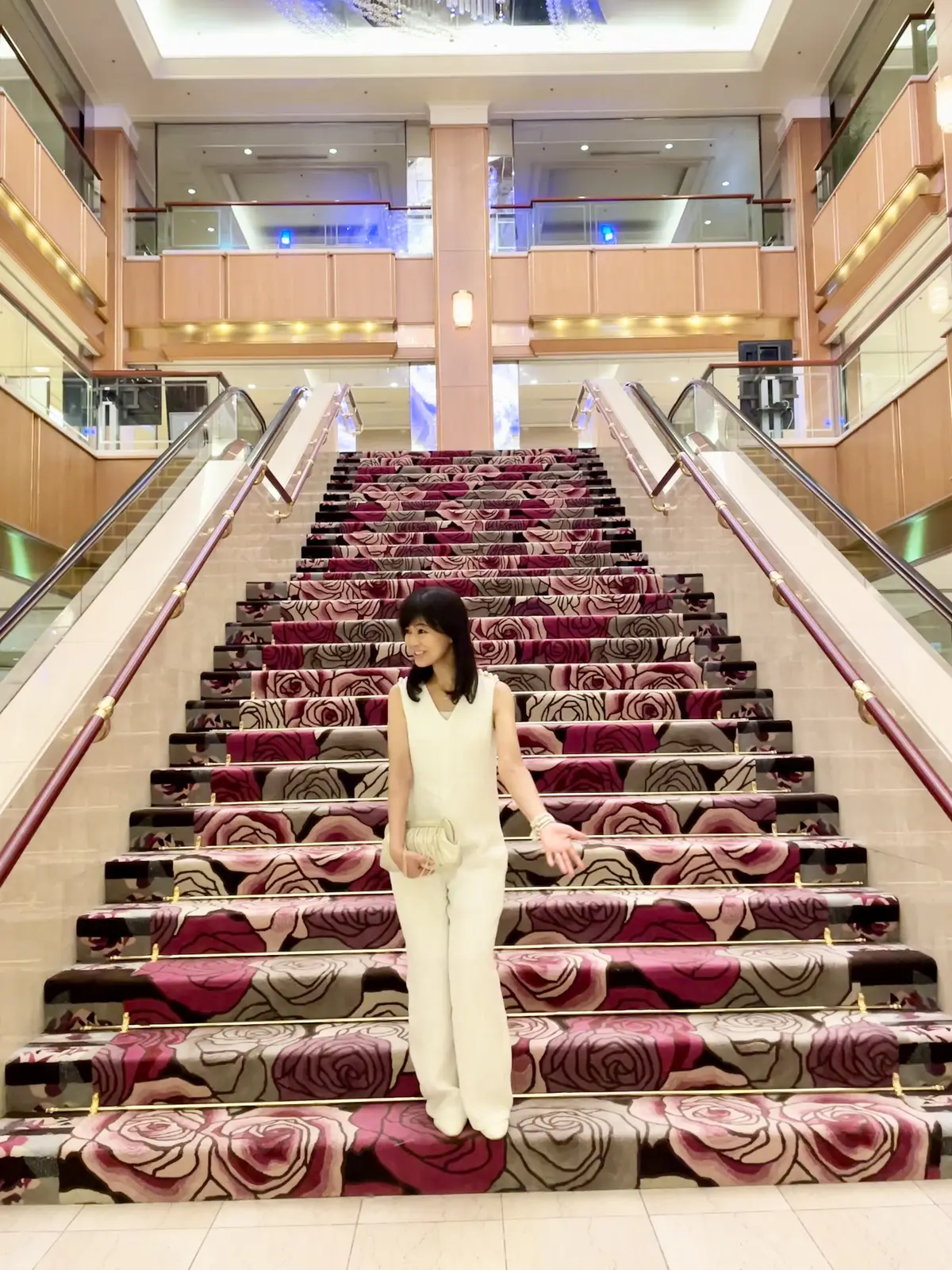 MID'OR、ロイヤルパークホテル、ロイヤルパークホテル水天宮、豪華、薔薇の絨毯の階段、結婚式、人気、フォトスポット、白、ホワイト、オールインワン、ホワイトコーデ、大人オールインワン
