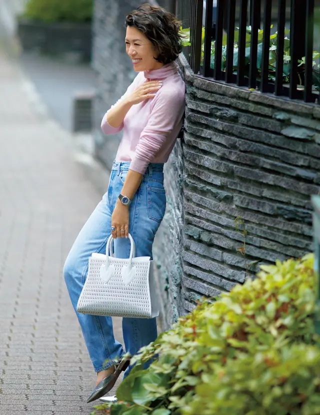 ヴィンテージのブルーデニムに明るい色を重ねた華やかコーデの大草直子さん