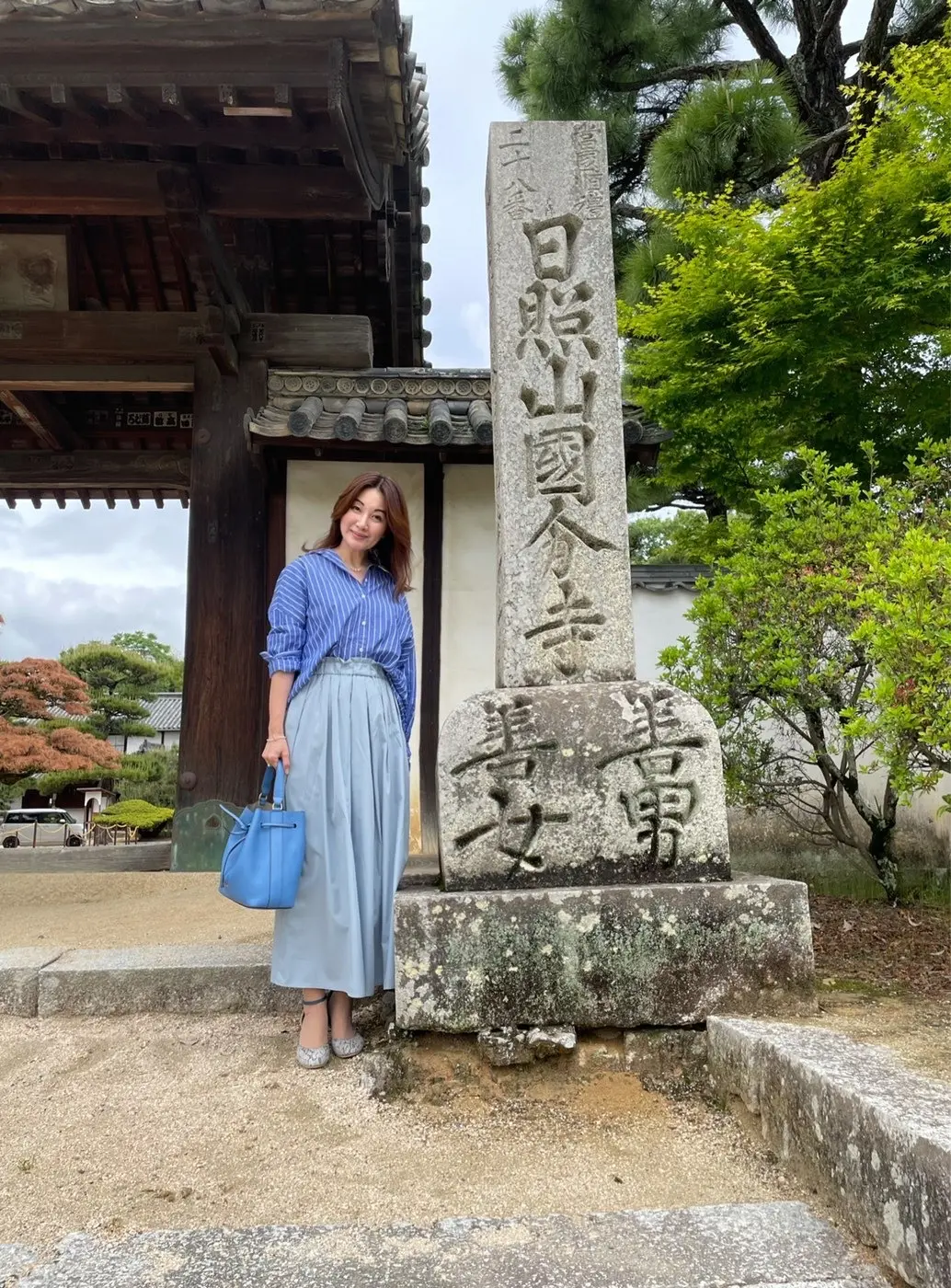 石塔　とブルーコーデの女性