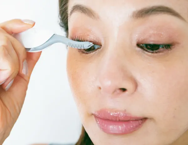 マスカラ後に熱を当てて、美カールを調節＆固定