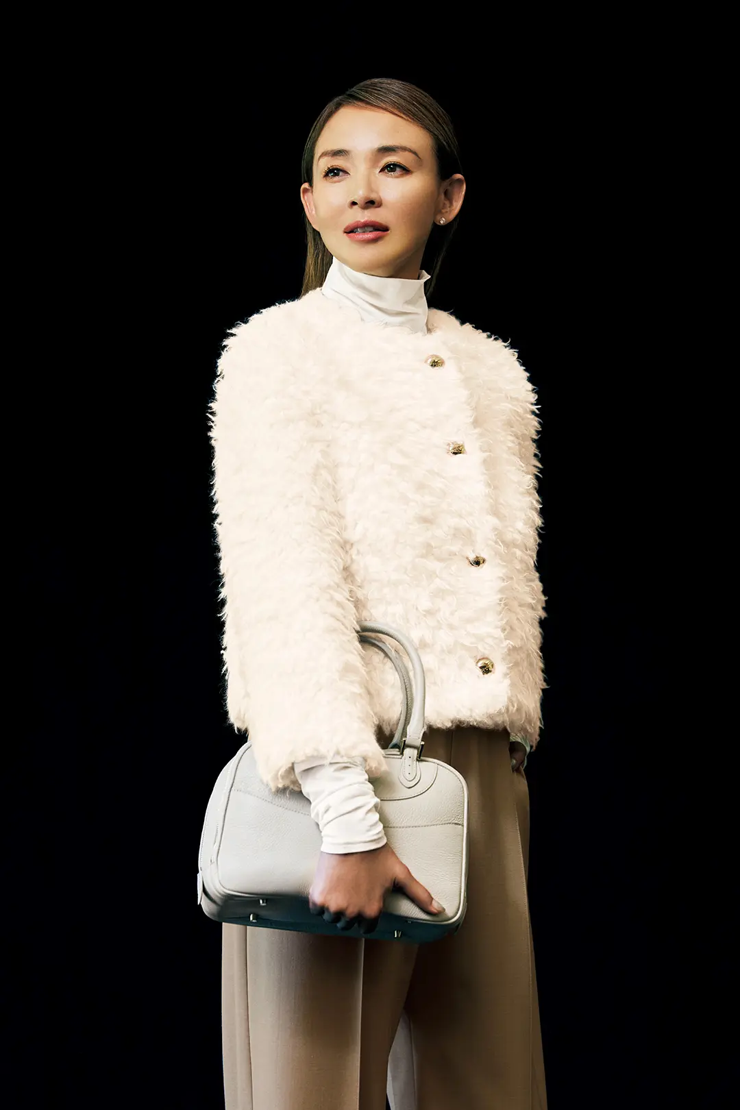 格別のリッチ感を宿す上質なホワイトボアジャケット