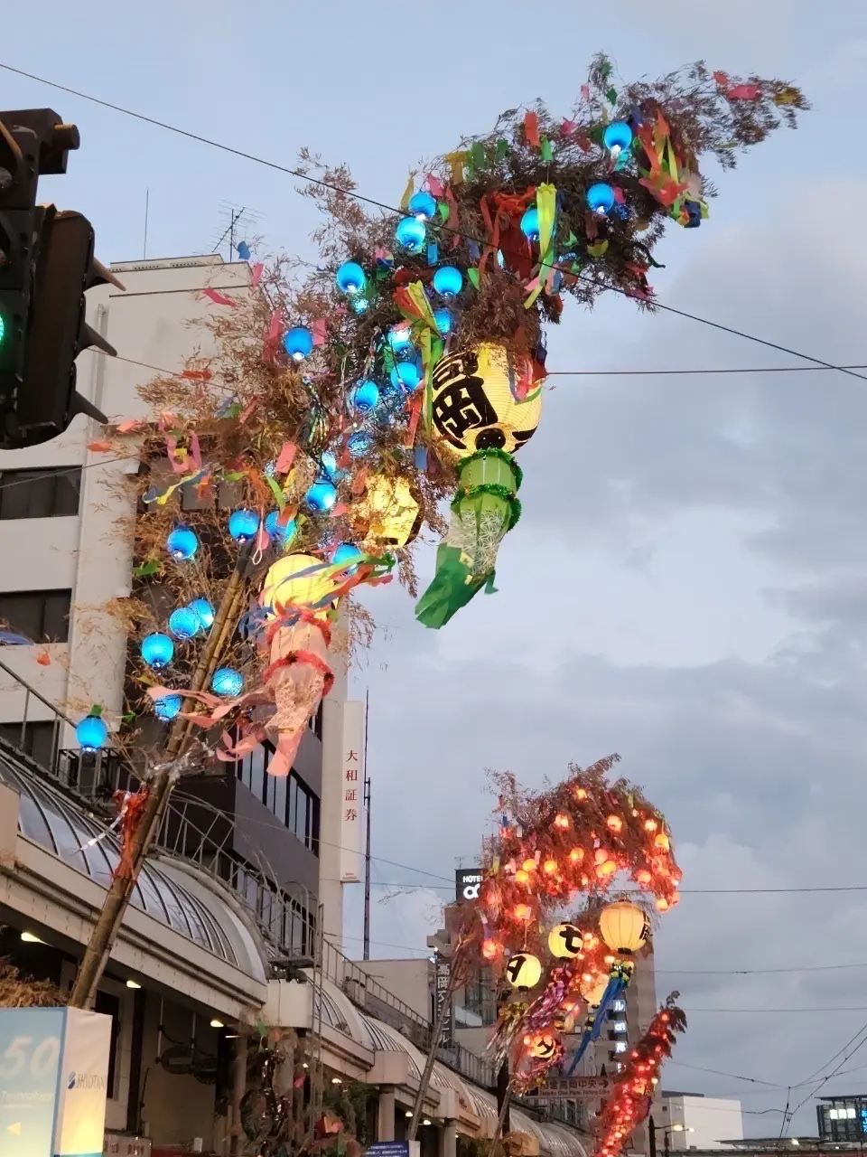 ビルの2階より高いジャンボサイズの笹が、高岡を彩ります。