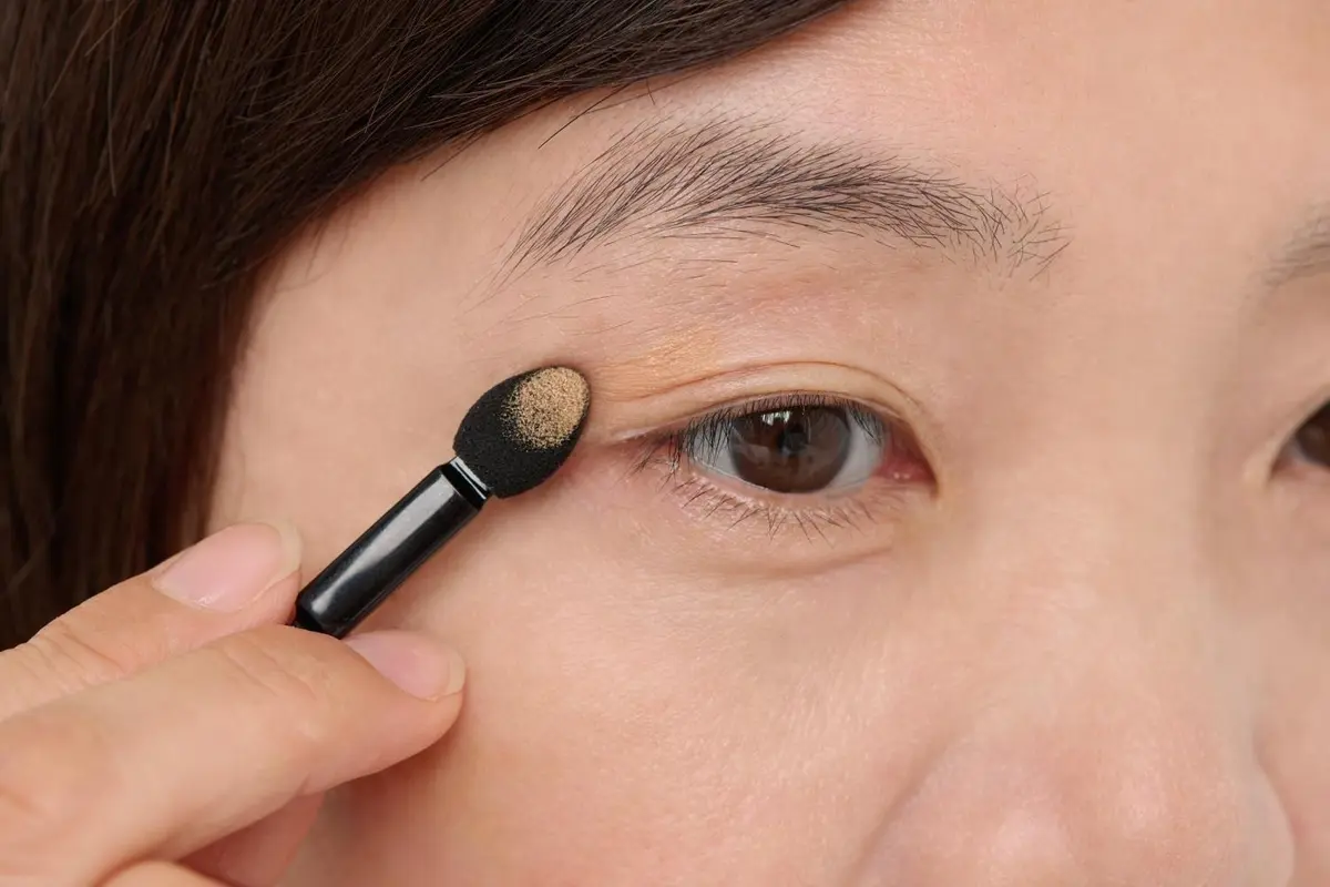 OurAge×Webエクラ ベージュのアイシャドウをなじませる