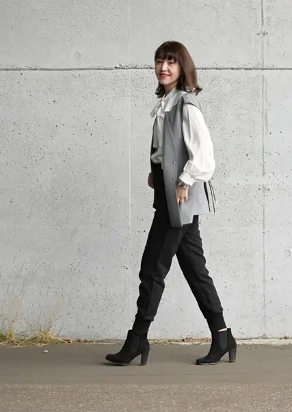 ＧＵブラウス・ジレ・ジョガーパンツ・サイドゴアブーツでコーディネート