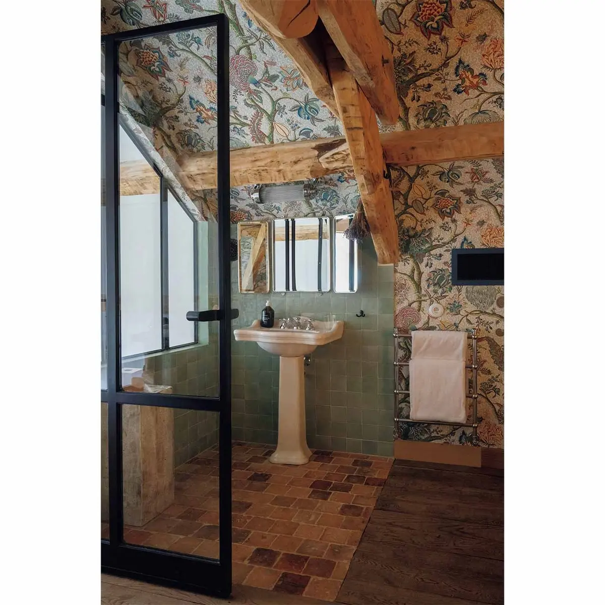 レ ストランに隣接した宿泊エリアは、客室 ごとに雰囲気の異なるインテリア。それ ぞれに趣おもむきがあり、まるで別荘にいるかの ようなアットホーム感も魅力