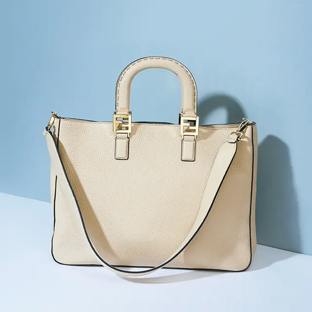 内部のポケットが充実！幅広ストラップで肩に負担なし