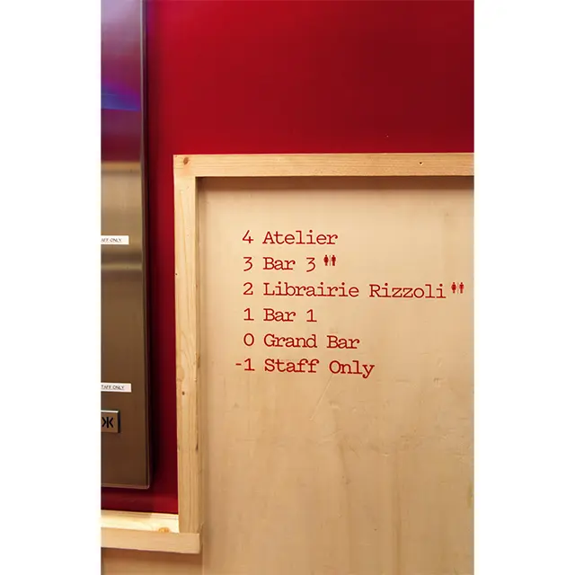 舞台裏を思わせるようなおも しろい店内のディテール。