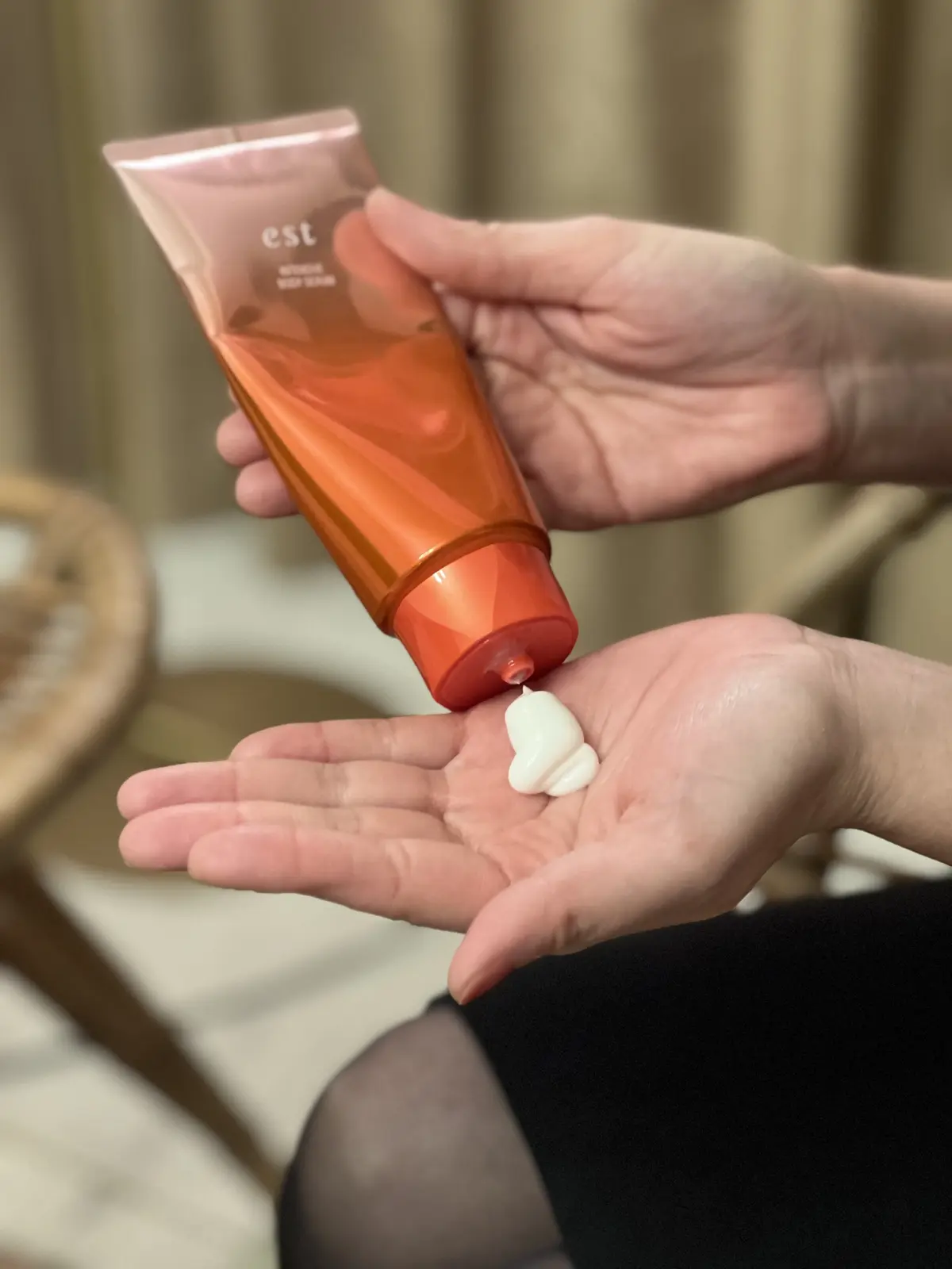 まず手のひらに適量をとって