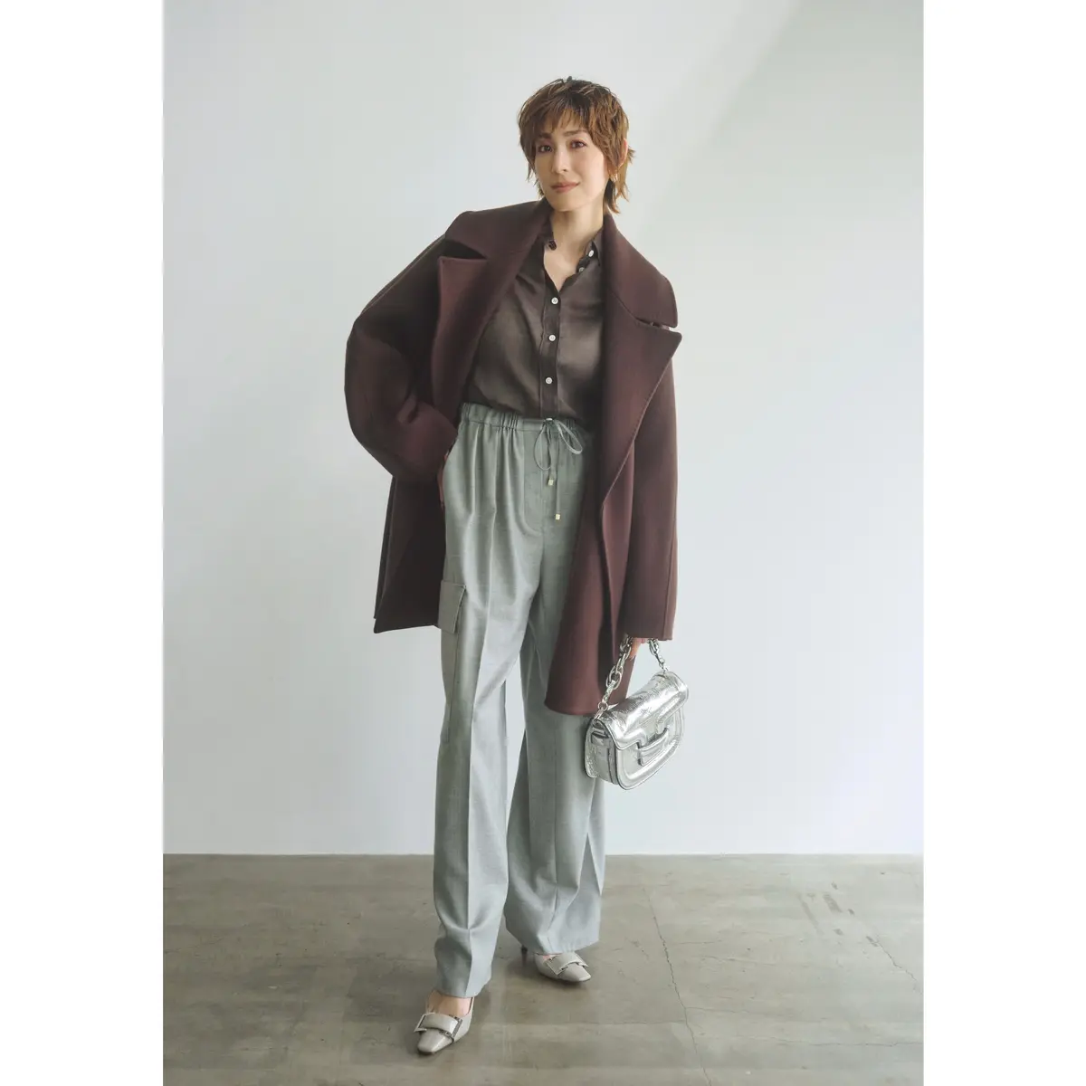 ブラウンコートとブラウンニットにグレーパンツのコーデ　モデル・LIZA