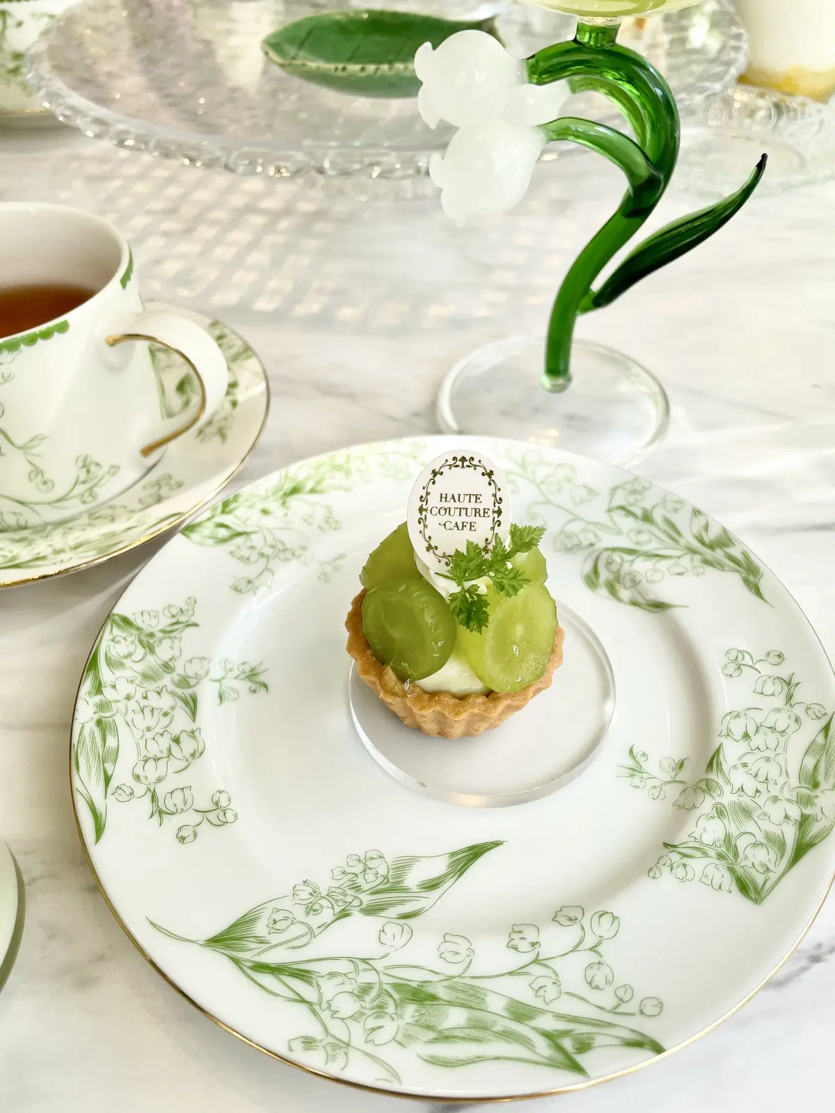 夏、夏ワンピース、夏ワンピ、ワンピ、白ワンピ、ロングヘア、黒髪、黒髪ロング、HAUTE COUTURE・CAFE nakameguro 、HAUTE COUTURE・CAFE 、中目黒、アフタヌーンティー、マスカット、すずらん、ケーキ、スイーツ、花束、ピンクの花束、白ワンピース、ホワイト、ホワイトワンピース、ワンピース、ノースリーブ、ノースリーブワンピース、パフェ、アイス、お花、お花の世界、お花の内装、店内、お花の店内、お花の装飾、アフタヌーンティー専門店、Shine Muscat Afternoon tea、たっぷりフルーツのすずらんsoda付き、 7/3~9/16期間限定、期間限定、バースデー、バースデープラン、マスカット、マスカットのタルト、タルト