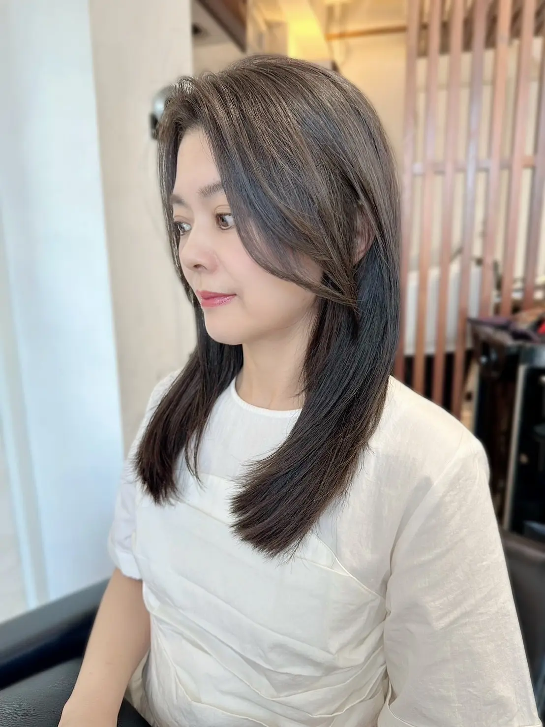 前髪にレイヤーを入れた大人のベージュカラースタイルの仕上がり