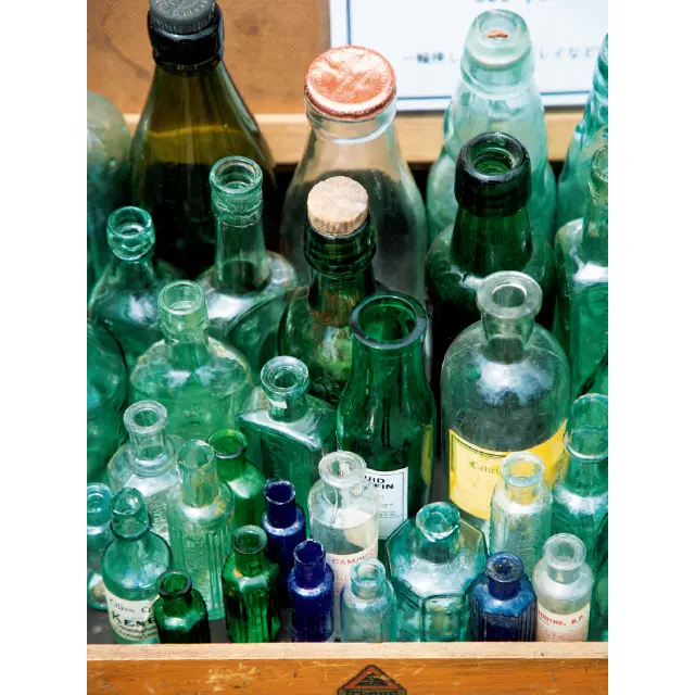 京都の平安蚤の市は年代や国もいろいろなガラスのボトルがそろう