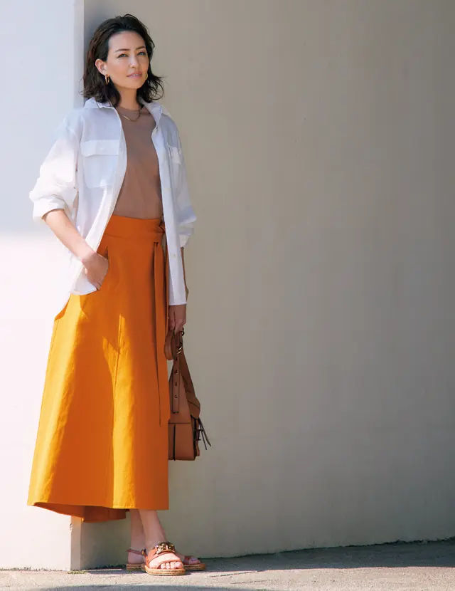 ジャケットのかわりに初夏から夏にかけて重宝する「極薄の透けシャツ」