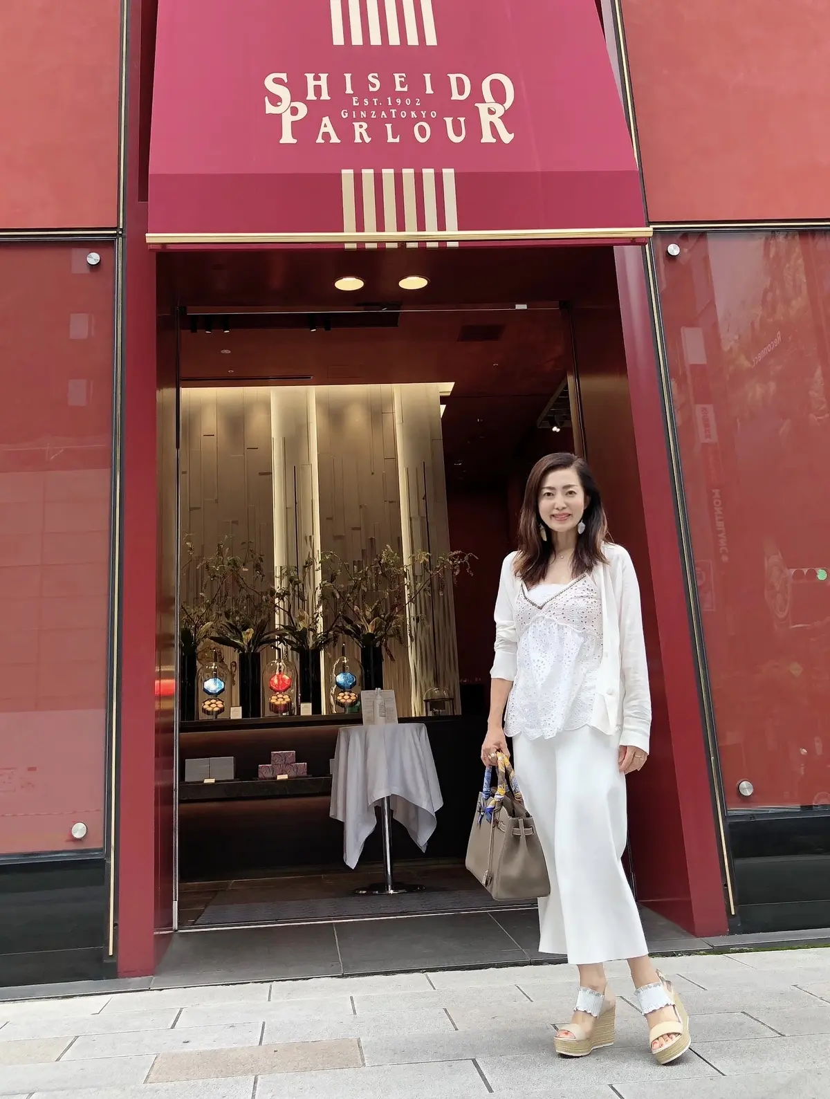 コスのワイドパンツでホワイトコーデ