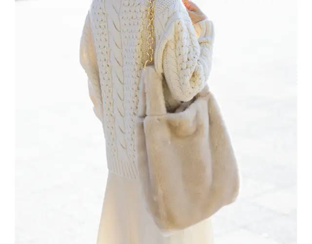 ェーンをつけてショルダー、はずしてトートとして持てる2WAY。温かみを感じるオフホワイトの色みも絶妙