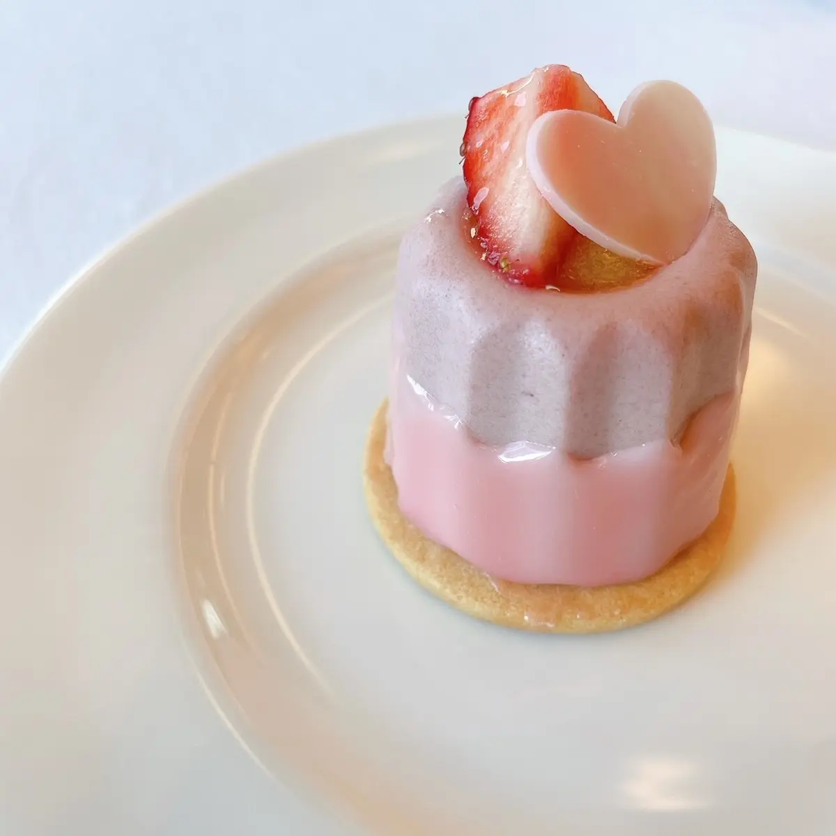 コンラッド東京「桜といちごのアフタヌーンティー」のスイーツ いちごとルビーチョコレートのムース　オレンジと柚子のジャム