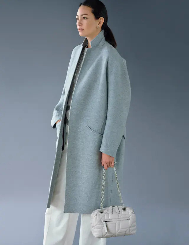端正なフォルムのコートも柔らかなグレーで優美に