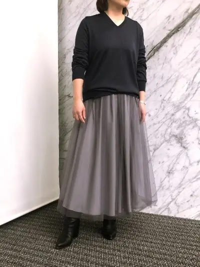 村山佳世子×SLOANE 【スタイリスト村山佳世子さん別注】ウールシルクカシミヤVネック ￥31,900（税込）