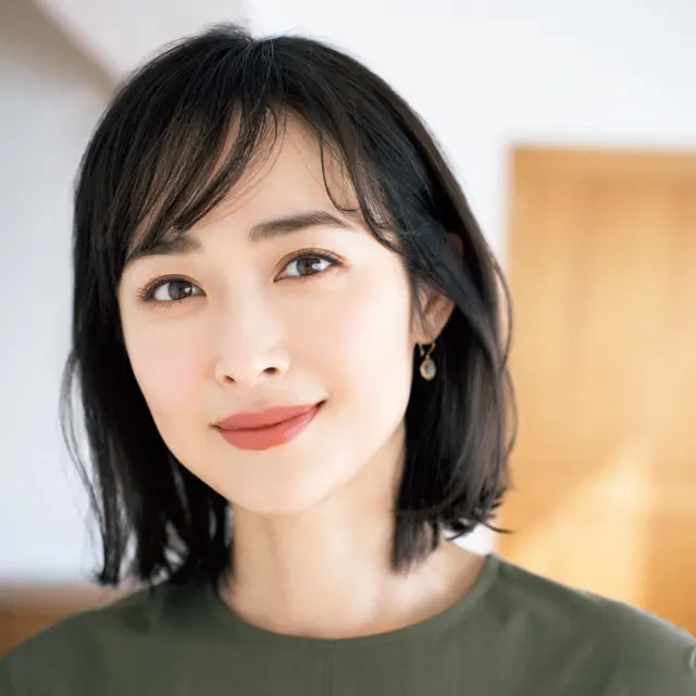 ぺったりつぶれた前髪はカーラーを使った「ふんわり流し」で、立体感をプラス