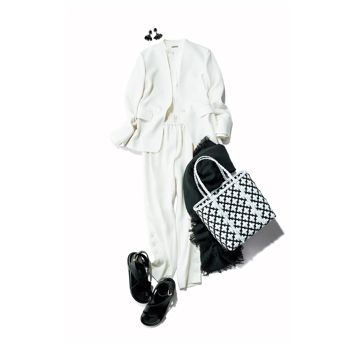 ホワイトジャケットとパンツのセットアップに黒小物のモノトーンコーデ