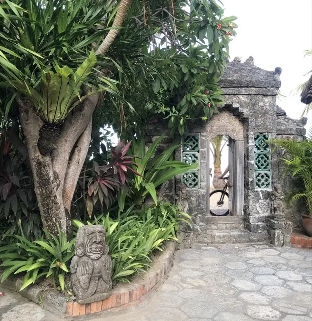 タンジュンサリ　バリ風門