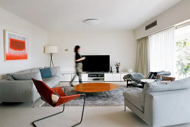 ソファはカッシーナ・イクスシー、コーヒーテーブルはコレックスリビング、革製のチェアはザ・コンランショップ