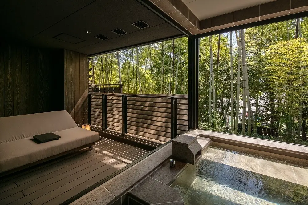 ふふ奈良の客室にあるゆったりとした露天の湯船