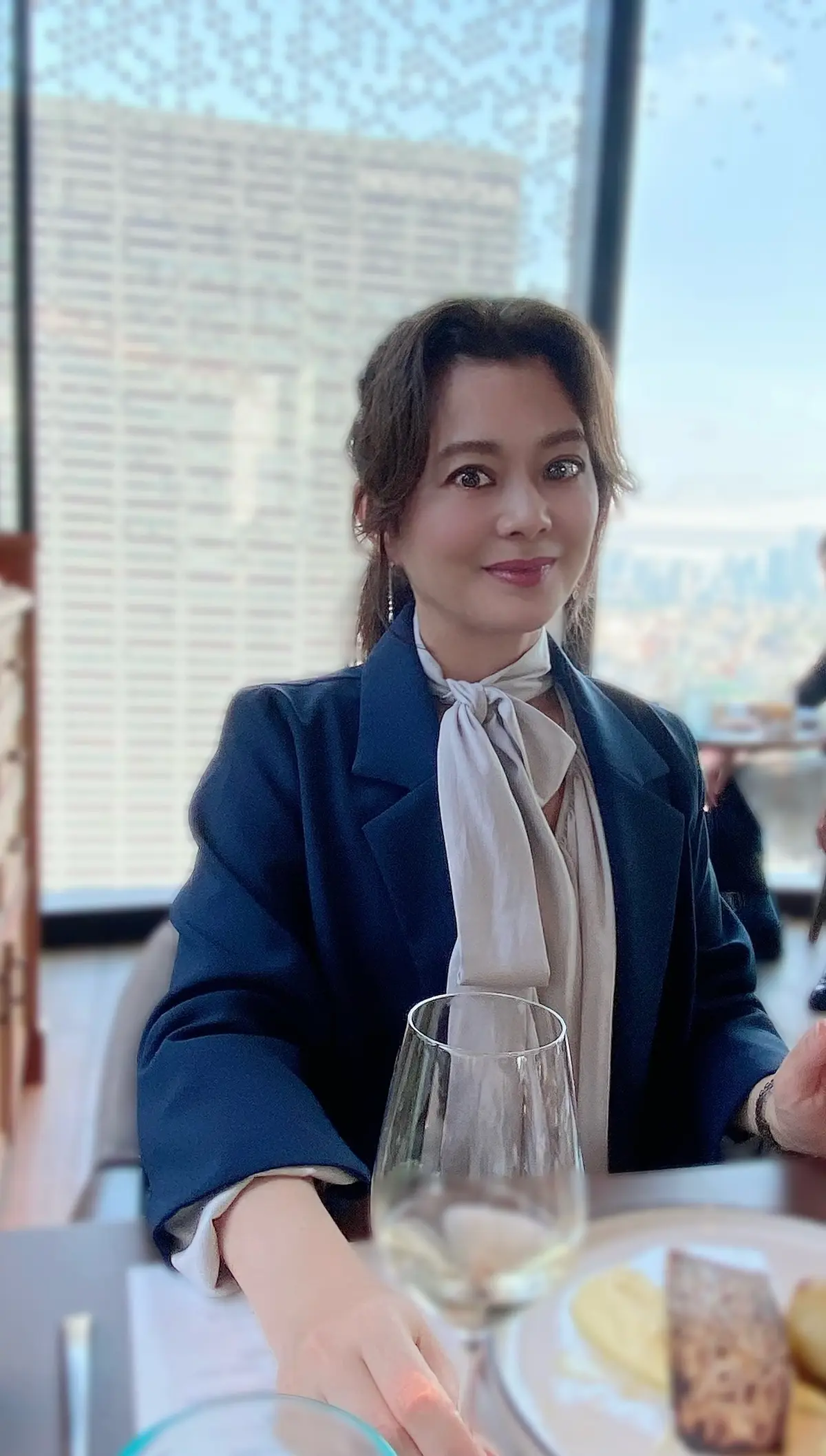 新宿歌舞伎町タワー17階 JAM17 DINING（JAM17ダイニング）ワインを片手にランチをする女性の画像