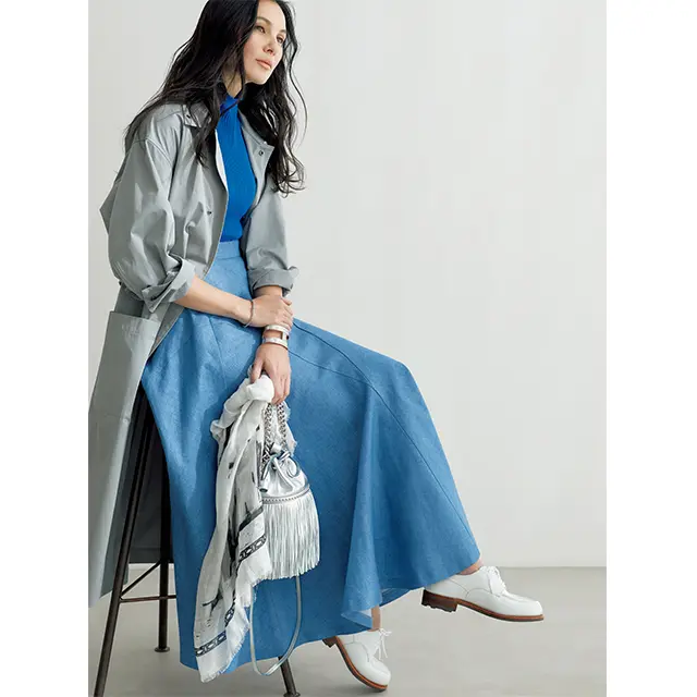 控えめながら存在感を放つ寒色系ビビッドカラー