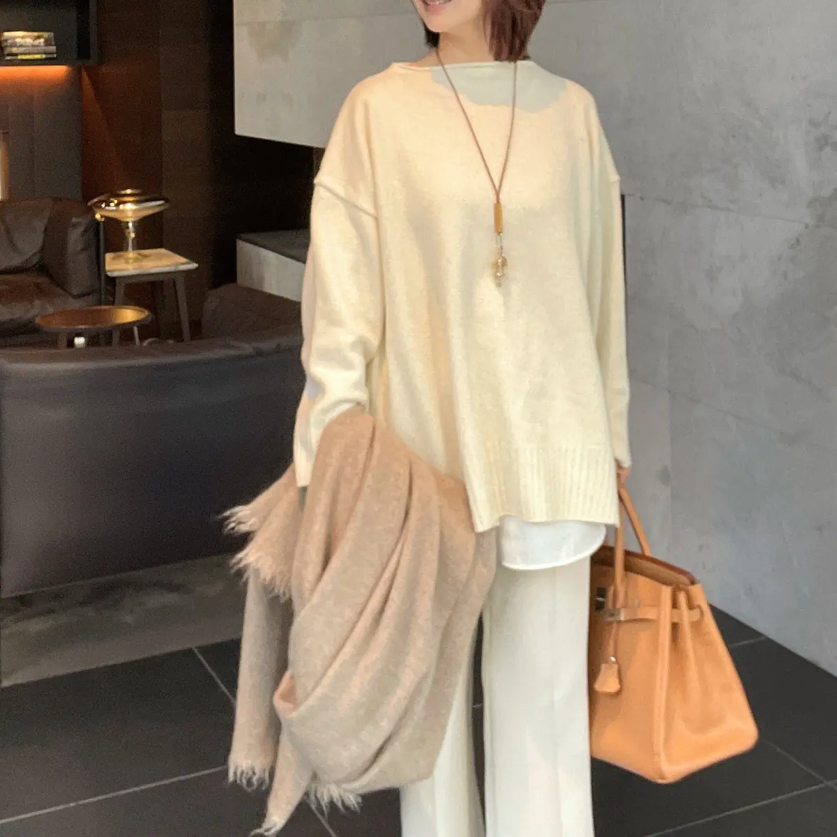 ホワイトコーデとカシミヤストールの画像_1