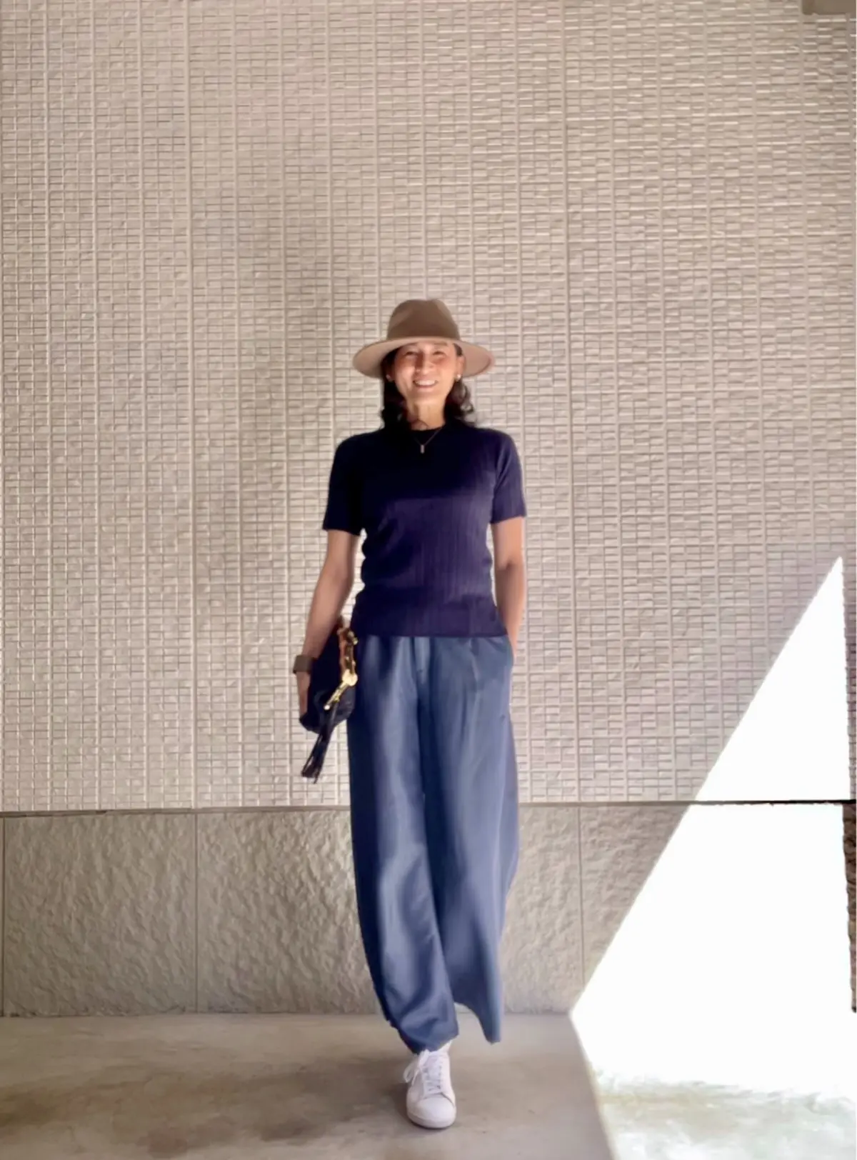 ネイビーのシルクニット2コーデの画像_2