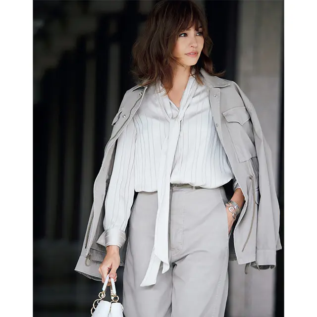 光沢あるサンドベージュ。しなやかでクールな雰囲気を漂わせて