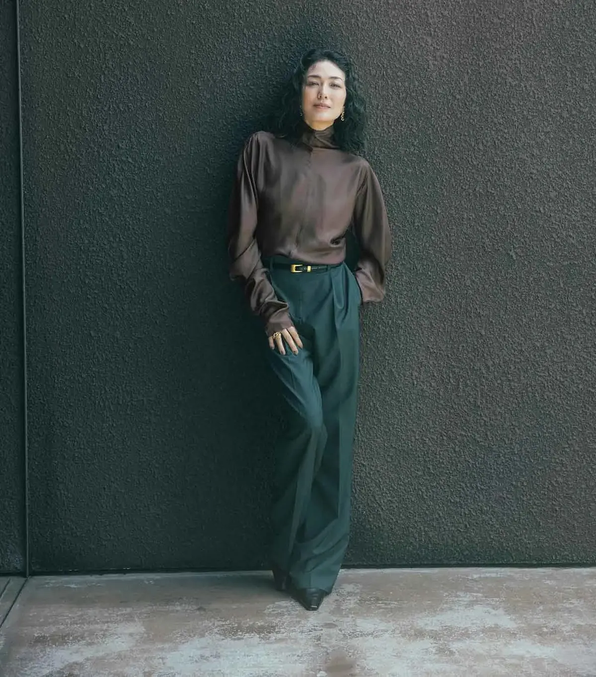 【板谷由夏さんがまとうブラウン系カラーアイテム6選】大人の秋をまろやかに、上品に彩る