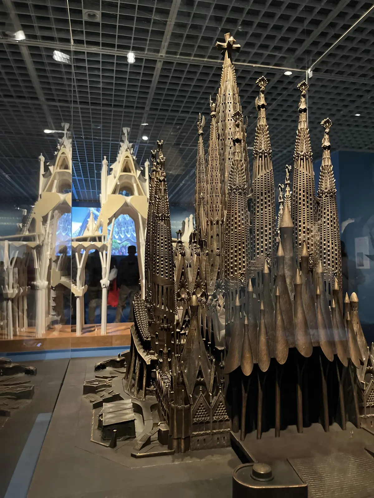 ZARAイエローバッグでガウディ展の画像_8