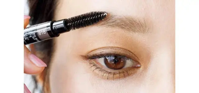 3.眉マスカラとなじませる