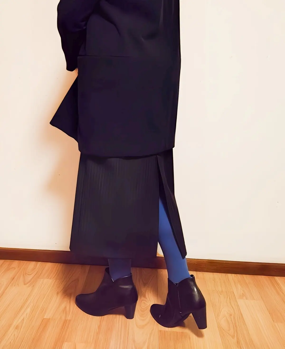 ラベンダーブルーのカラータイツネイビーコーデの後ろ姿