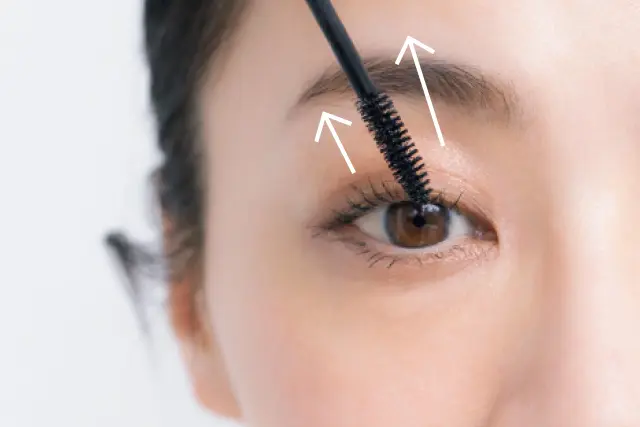 仕上げに毛先を引き上げる