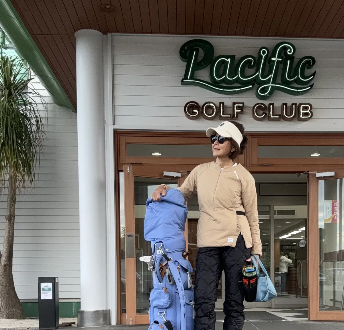 ゴルフウェア　テーラーメイド：中綿トップス モンベル：ダウンパンツ ニットのサンバイザー：フェリージ 松井陽子