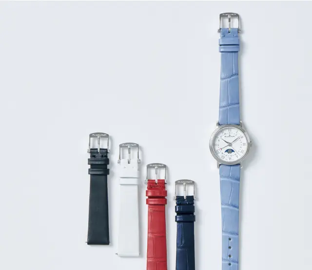 つけぼくろのある月の表情にも、身につける女性に向けた遊び心が