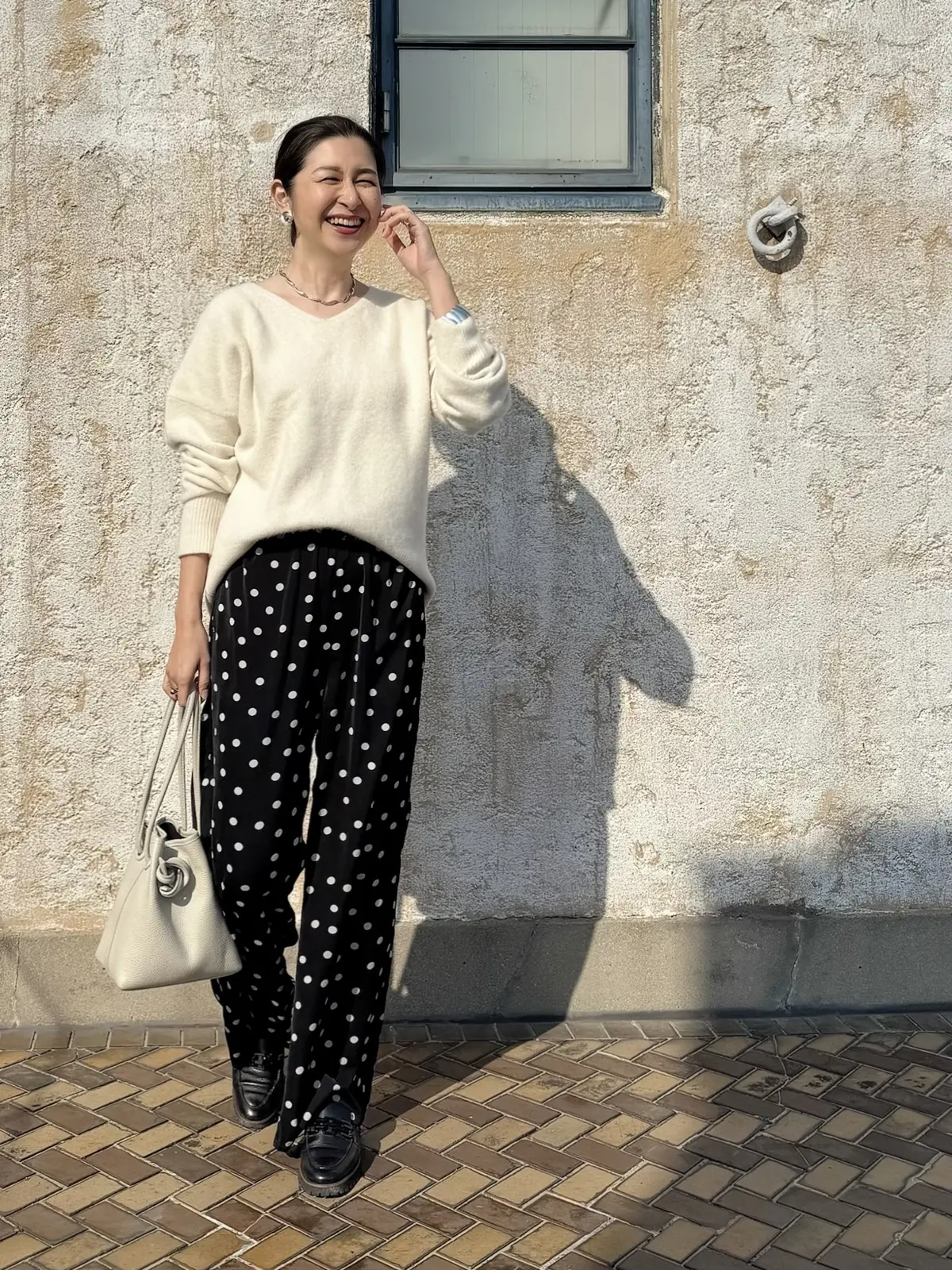 アラフィフランチコーデ　　白ニット　Vネックニット　ドット柄パンツ　白バッグ　黒ローファー