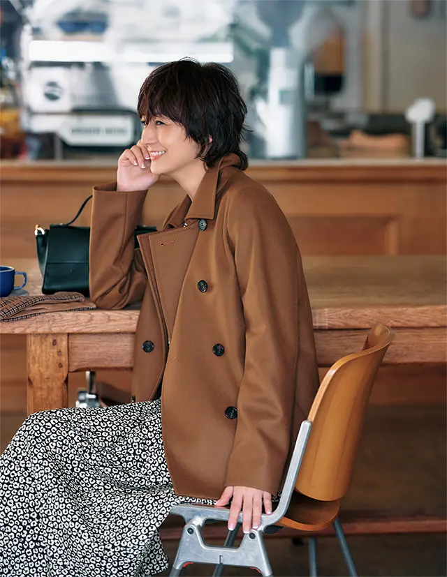 ピーコートで装うこっくり深いオータムキャメル